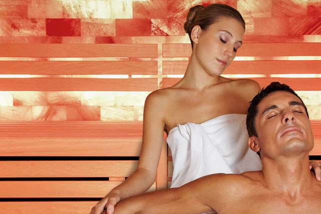 Iuvenis femina et vir in balneo vaporario